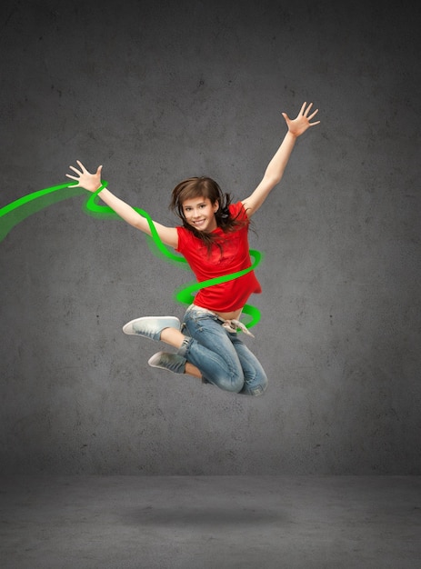Lifestyle-, Tanz- und People-Konzept - glückliches springendes Teenager-Mädchen