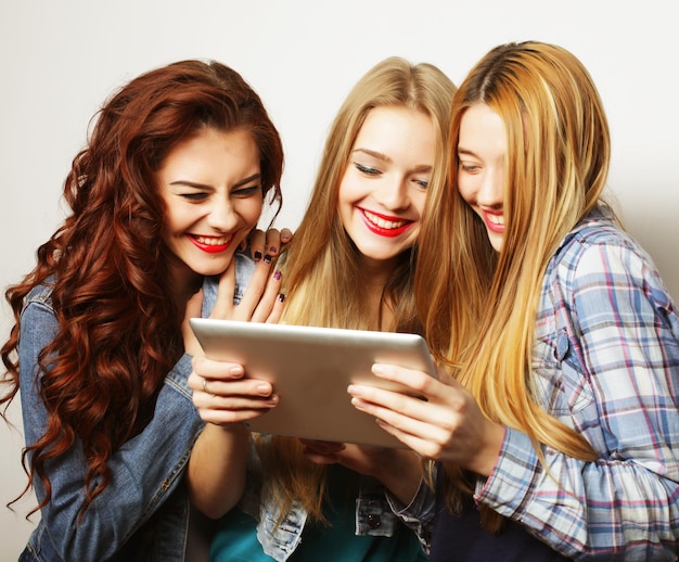 Lifestyle-Technologie und People-Konzept Hipster-Freundinnen, die Selfie mit digitalem Tablet machen