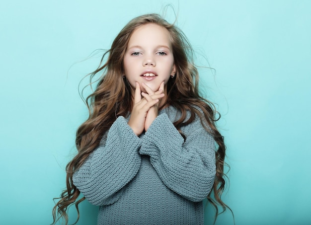 Lifestyle- und People-Konzept kleines Mädchen mit langen lockigen Haaren