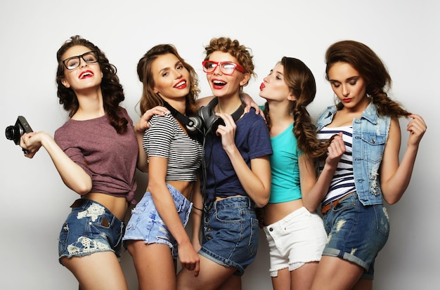 Lifestyle und People-Konzept Modeporträt von fünf stilvollen, sexy Mädchen, besten Freunden