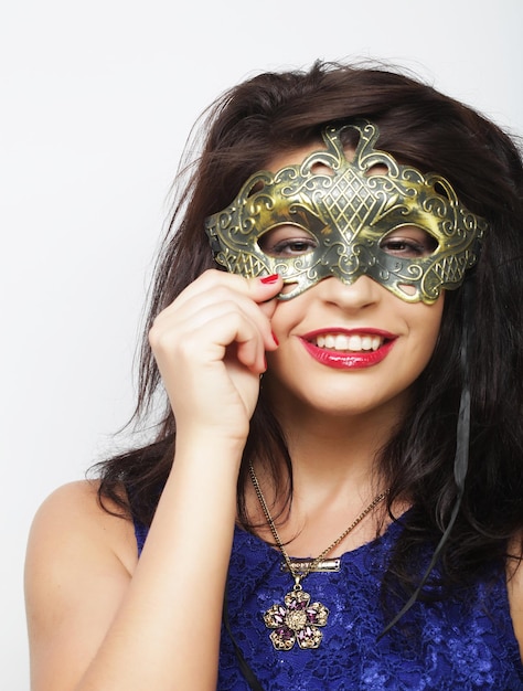 Lifestyle- und People-Konzept Schöne brünette Frau mit Maske