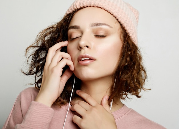 Lifestyle- und People-Konzept Schöne junge Frau mit Kopfhörern