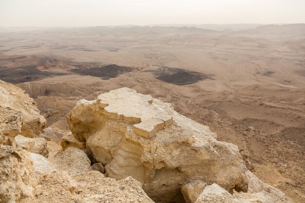 Ð¡liffs am Ramon-Krater in der Negev-Wüste in Mitzpe Ramon, Israel