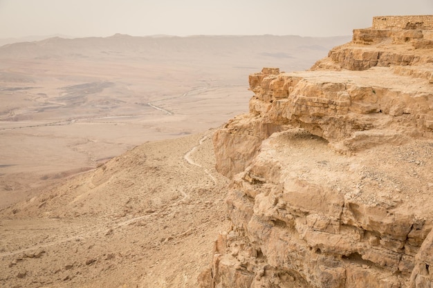 Ð¡liffs en el cráter Ramon en el desierto de Negev en Mitzpe Ramon, Israel