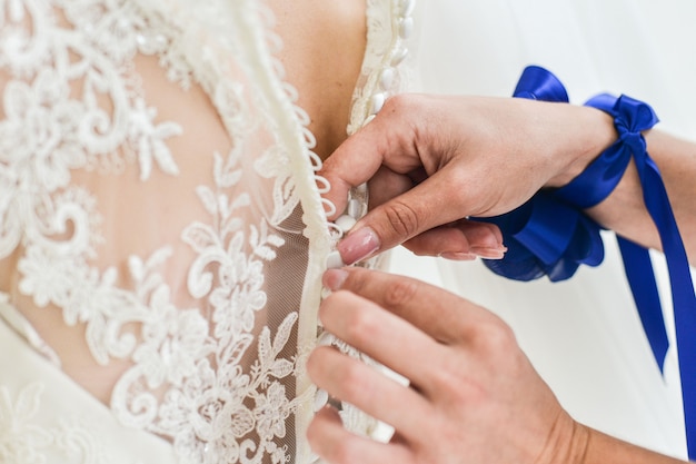 Liga en la pierna de una novia, momentos del día de la boda