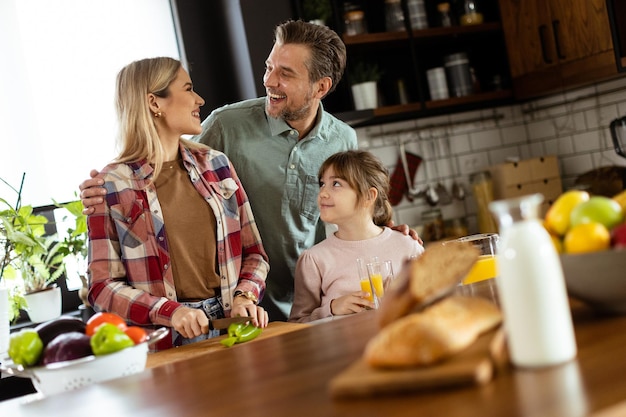 Ligação familiar durante o pequeno-almoço numa cozinha moderna iluminada pelo sol