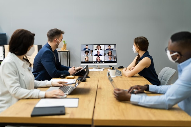 Ligação por videoconferência numa reunião de negócios