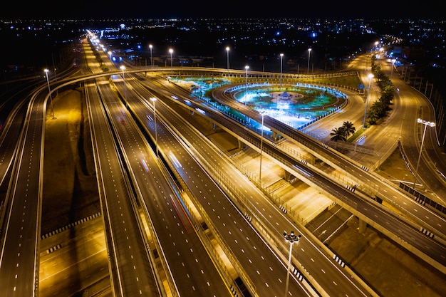 ligações rodoviárias e rodoviárias para negócios de transporte e logística à noite