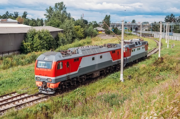 Ligados entre si locomotivas elétricas e diesel