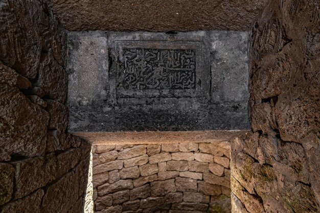 Ligadura árabe antiguo en una pared en un antiguo pozo