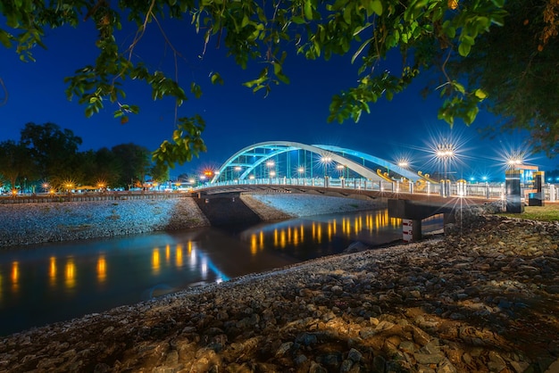 Light Chan Palace Bridge über den Nan River (Wat Phra Si Rattana Mahathat auch - Chan Palace) Neues Wahrzeichen Es ist ein wichtiger Touristenattraktion der öffentlichen Plätze Phitsanulok, Thailand, Dämmerung Sonnenuntergang.