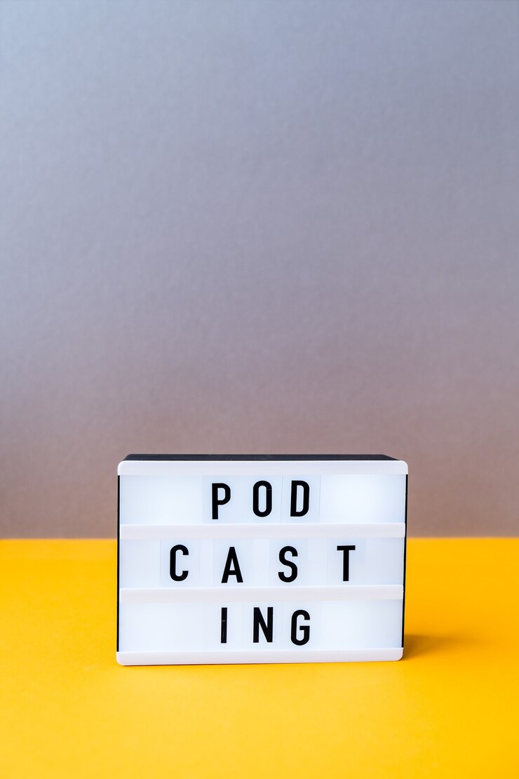 Foto lightbox com podcast de texto em estilo isométrico minimalista. cores da moda. cinza e amarelo. novas tecnologias. millenial. blogger, podcaster. letras de podcasting. audiolivros.
