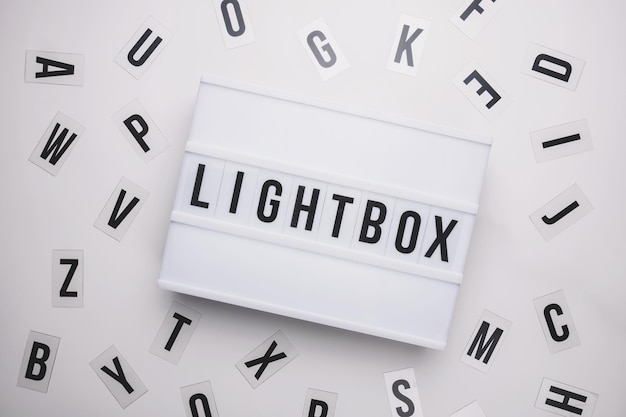 Lightbox em uma mesa com letras de tipografia