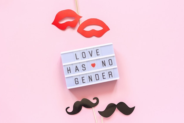 Lightbox-Text Liebe hat kein Geschlecht, Paar Schnurrbart-Lippenrequisiten National Day Against Homophobia oder International Gay Day