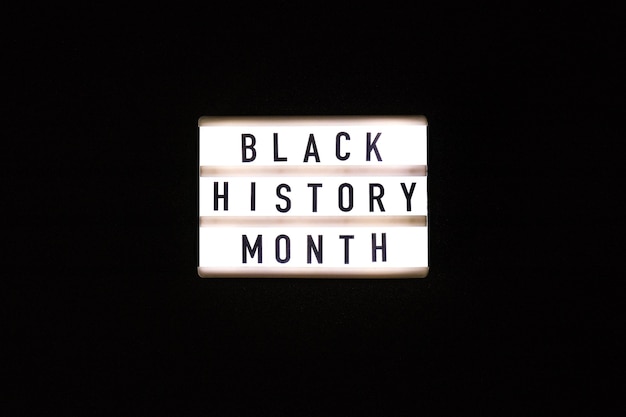 Lightbox con texto BLACK HISTORY MONTH