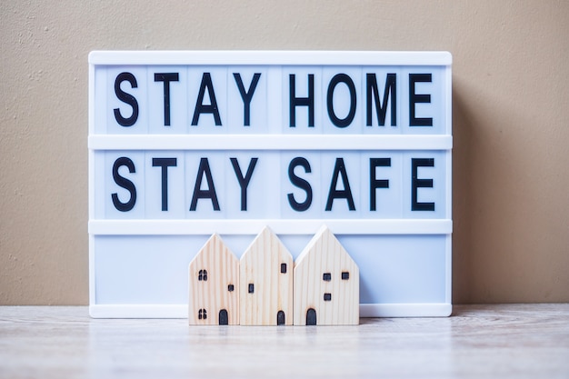 Lightbox con texto STAY HOME STAY SAFE en la mesa.