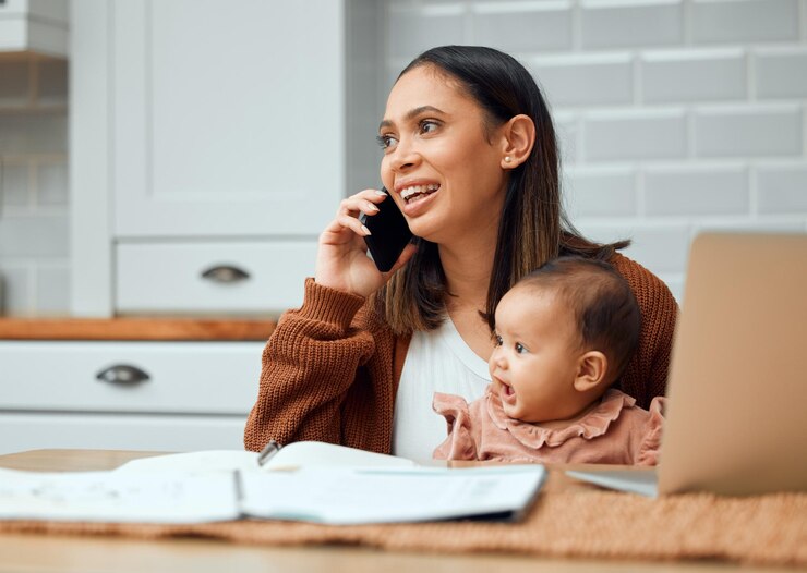 Foto ligue para a mãe e o bebê na cozinha com documentos de portátil e trabalhar em casa com a criança mulher criança e tecnologia no apartamento para comunicação on-line e conversação para trabalho ou carreira