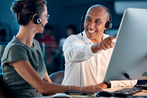 Foto ligue para o atendimento ao cliente do centro e entre em contato conosco, treinamento e líder da equipe, ajude o colega de trabalho crm e a comunicação no computador com fone de ouvido telemarketing, homem e mulher trabalhando juntos, suporte e chamada