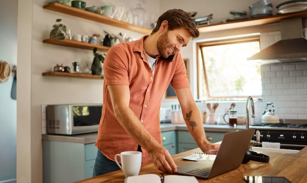 Foto ligue para o laptop e pesquise com o homem na cozinha para comunicação e rede de trabalho remoto entre em contato com a tecnologia e a internet com a pessoa em casa para mídia social freelancer e conexão