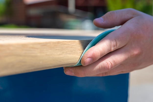 Lijado de madera. Carpintero lijado madera con papel de lija, fabricación de muebles artesanales, pancarta.