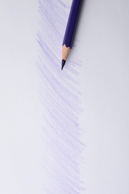 Lila Bleistift auf Blatt Papier mit Draufsicht der Zeichnung