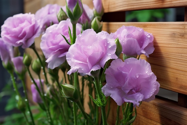 Lila Blumen sind in einer Vase auf einer Holzbank generativ ai