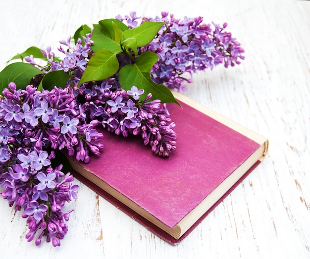 Lila Blumen und altes Buch