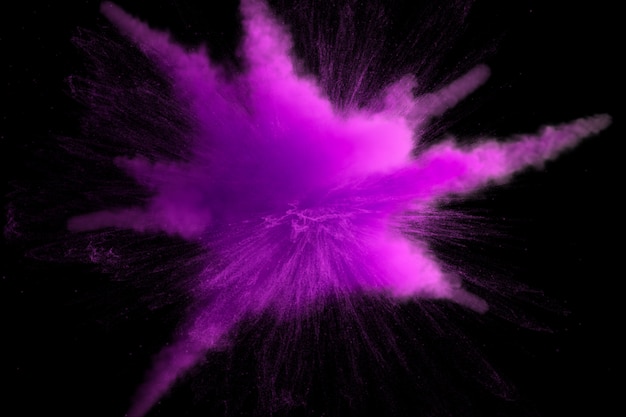 Lila gefärbte Pulverexplosion lokalisiert auf schwarzem Hintergrund.