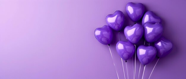 Foto lila herzförmige ballons auf lila hintergrund valentinstag geburtstagskarte feiertage