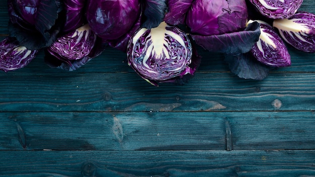 Lila Kohl auf blauem Hintergrund aus Holz Bio-Lebensmittel Ansicht von oben Freier Platz für Ihren Text