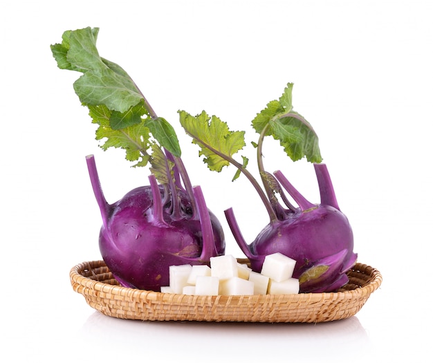 Lila Kohlrabi isoliert