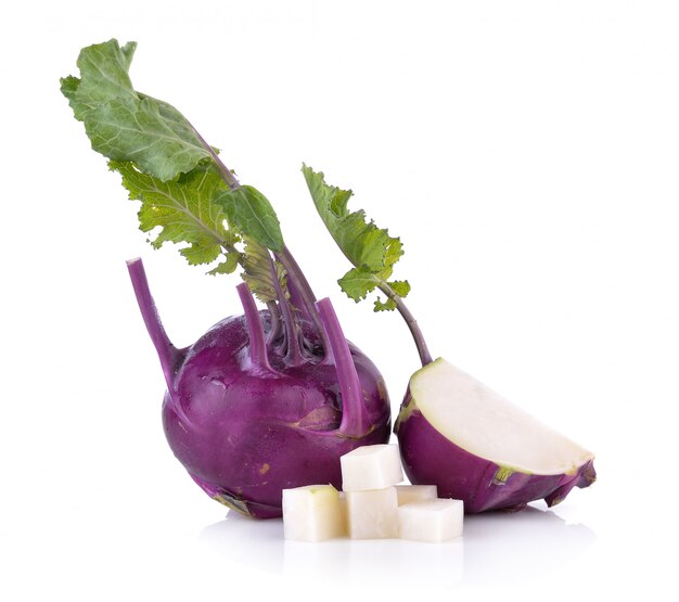 Lila Kohlrabi isoliert