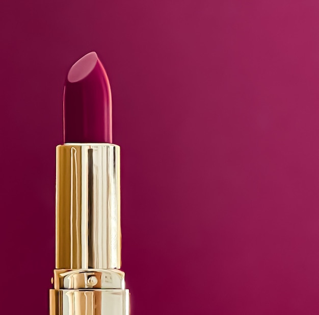 Lila Lippenstift in goldener Röhre auf farbigem Hintergrund Luxus-Make-up und Kosmetik für das Produktdesign von Beauty-Marken