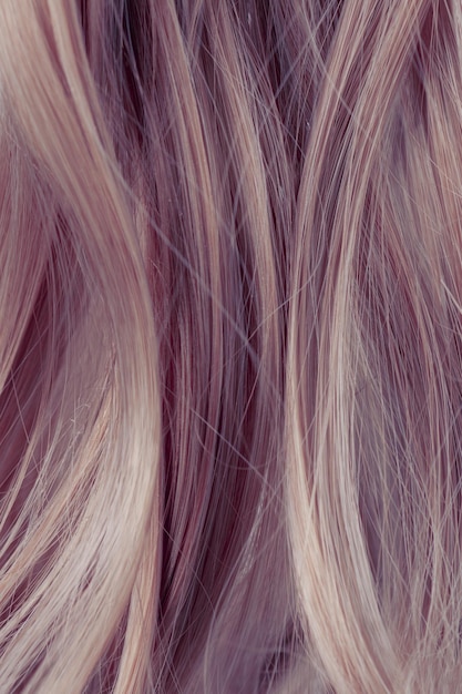 Lila lockiges Haar Textur Nahaufnahme Getönter lila Haarhintergrund
