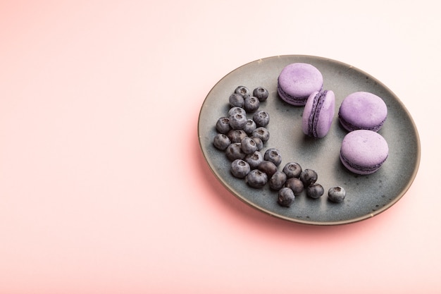 Lila Macarons oder Macaroons Kuchen mit Blaubeeren auf Keramikplatte. Seitenansicht, Nahaufnahme, Kopierraum.