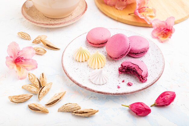 Lila Macarons oder Macaroons Kuchen mit einer Tasse Kaffee