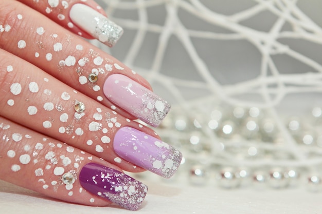 Lila mehrfarbiges Nageldesign mit Glitzer