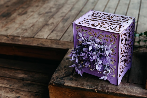 Foto lila offene geschenkbox auf holzboden