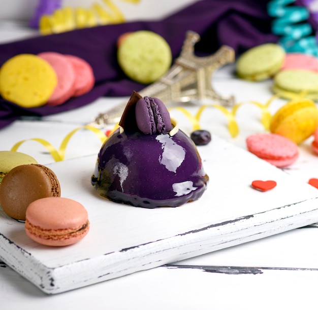 Lila runder Kuchen mit macarons