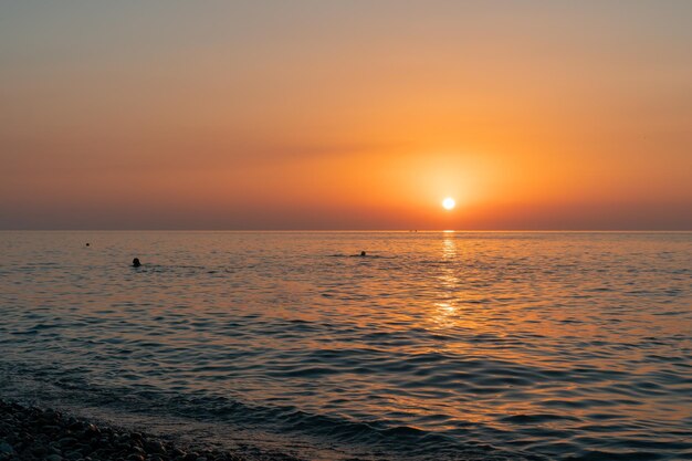 Lila Sonnenuntergang über dem Strand von Batumi am Schwarzen Meer in Georgia