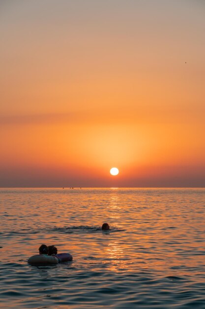 Lila Sonnenuntergang über dem Strand von Batumi am Schwarzen Meer