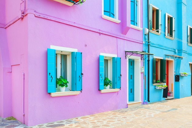 Lila und blaue Fassaden der Häuser. Bunte Architektur auf der Insel Burano, Venedig, Italien. Berühmtes Reiseziel