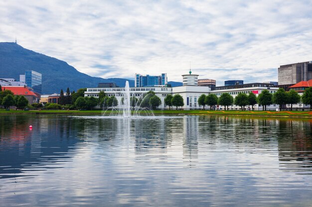 Lille Lungegardsvannet lago en el centro de la ciudad de Bergen en el condado de Hordaland, Noruega