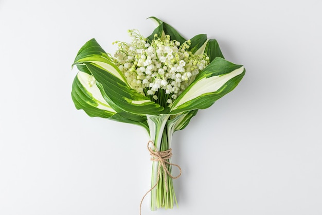 Lily of the valley flores bouquet em fundo branco dia das mulheres valentines dia cartão top view plano