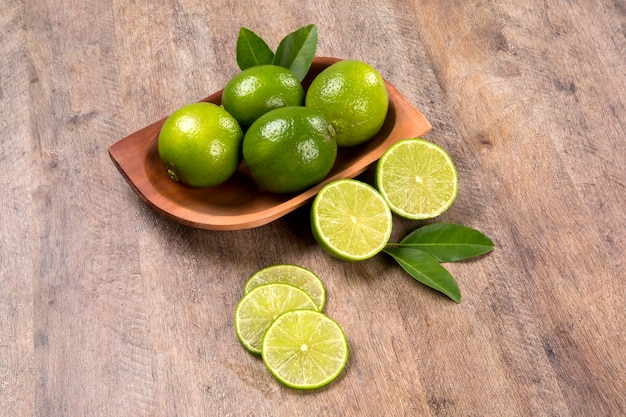 Lima cítrica fresca con menta de cerca en la mesa de madera. Frutas frescas.