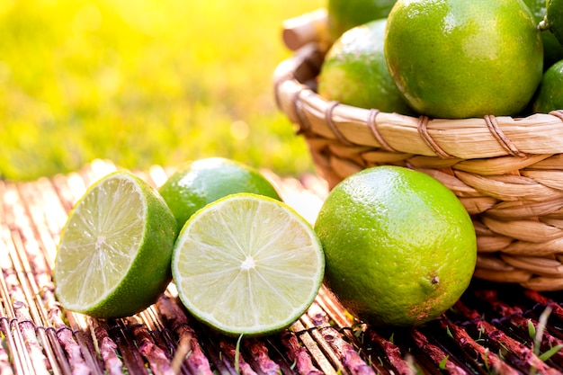 Lima fresca sobre hierba verde en el día del atardecer.