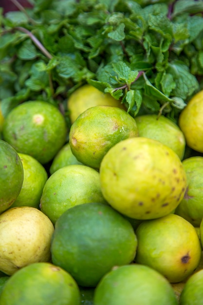 Lima y menta en el mercado.