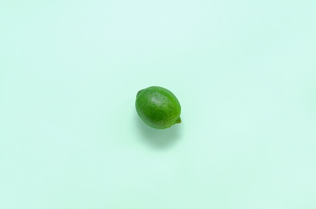 Limão brilhante suculento fresco em uma superfície de hortelã