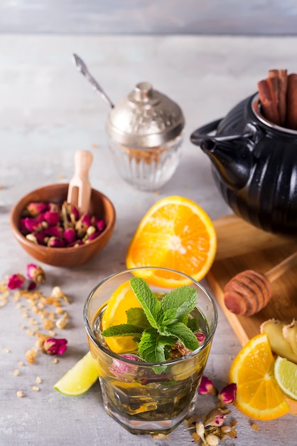 Limão de chá gelado de menta cocktail refrescante bebida bebida em um copo sobre uma mesa de pedra para os dias de verão