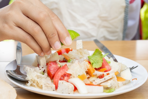 Foto limão e cozinhar. sabor picante e doce e azedo.e salada.